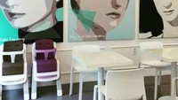 Salah satu sisi dindingnya dipenuhi poster wajah wanita dalam warna hitam putih. Cocok untuk foto selfie.Foto: Instagram Billy Angel Cake Company