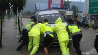 Foto: Sejumlah kendaraan juga mogok gara-gara terendam banjir. Fotografer: Iqbal/detikcom