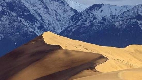 Foto: Bukit pasir setinggi 15-30 meter membentang sepanjang sungai es di dasar pegunungan. Gundukan pasir ini benar-benar terlihat seperti padang pasir yang ada di Mesir dan sekitarnya. (diariodegeografia/Instagram)