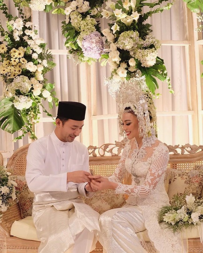 Setelah bertunangan pada September 2017, Whulandary Herman akhirnya resmi menjadi istri Nik Ibrahim. Pernikahan mereka berlangsung di Yogyakarta, Sabtu (10/2/2018). Foto: Instagram