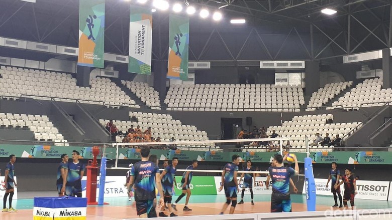 Kenali Atmosfer Lapangan, Timnas Voli Jajal Tennis Indoor di GBK Kenali Atmosfer Lapangan, Timnas Voli Jajal Tennis Indoor di GBK