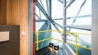 Apartemen tersebut memiliki tiga lantai dan lokasinya tak berpindah dari lokasi asalnya. Istimewa/inhabitat.com.
