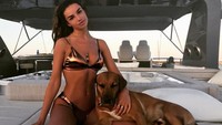 Ruby pun diketahui sangat gemar liburan ke pantai. Di Ibiza, Ruby pun tampak sedang asyik santai di atas sebuah kapal bersama seekor Golden Retriever (@rubymae3223/Instagram)