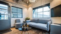 Apartemen seluas 40 meter persegi itu memiliki ruang tamu, ruang makan, dan dapur di lantai bawah. Istimewa/inhabitat.com.