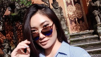 Perusahaan asal China ini menambahkan teknologi AI beauty pada kamera depan. Foto: Adi