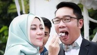  Sang istri sedang menyuapi kue ulang tahun. Aduh mau dong Ibu Atalia. Foto: Instagram Ridwan Kamil