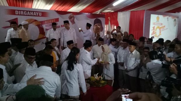  Lalu, acara dilanjutkan dengan pemotongan tumpeng. Prabowo memberikan tumpeng pertana kepada istri mantan ketum Gerindra yang pertama. Fotografer: Gibran/detikcom