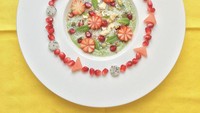 Smoothie bowl yang biasanya tampil polos untuk sarapan dibuat cantik. Yang ini smoothie hijau dengan strawberry, semangka, buah naga, biji labi, kelapa, delima dan beepollen. Foto: Instagram @2emo19