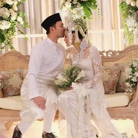 Bahan brokat yang dipercantik dengan detail bebatuan kristal menciptakan kesan anggun pada penampilan wanita kelahiran Pariaman, Sumatera Barat, 28 tahun lalu itu. Foto: Instagram