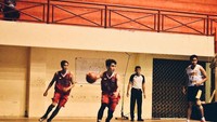 Pria yang kuliah di jurusan hukum ini nampaknya memang menggemari olahraga basket sejak dulu. (Foto: Instagram/@bhactymuda) 