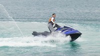 Walau tampak ayu, nyatanya Whulan juga menyukai olahraga air. Ini saat Whulan naik speedboat di Lampung. Keren! (@whulandary/Instagram)