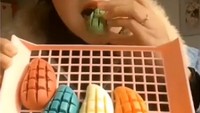Wah, coklatnya bentuk buah mangga yang sudah dibelah dan diiris dadu di dalam kulitnya. Duh, coklat segede itu mau kalo dimakan mengandung gula berapa gram, ya? Foto: Instagram @imunsu1995