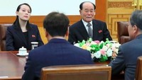 Di sela kegiatan Olimpiade, Kim Yo Jong dan kepala negara seremonial Korea Utara, Kim Yong Nam, juga menghadiri pertemuan dengan Presiden Korea Selatan Moon Jae-in. (Foto: AFP PHOTO/YONHAP)
