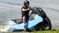 Buat Otolovers yang hobi main air dengan jetski, pasti bakal senang banget melihat motor yang satu ini. Bagaimana tidak, meski memiliki bodi skuter alias skutik, motor matik ini bisa juga dikendarai di atas air layaknya jetski. Foto: Pool