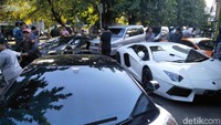 Banyak hal yang mereka bicarakan mulai dari ketertarikannya terhadap mobil mewah, konsultasi, hingga percintaan. Ini ngumpul-ngumpul aja. Soalnya di sini tempat saya biasa ngopi dan sembari kasih konsultasi, kata Hotman Paris Hutapea di Jakarta, Sabtu (10/2/2018). Foto: Ruly Kurniawan