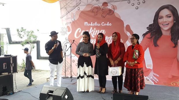 Di sini Puti berbicara tentang ekonomi kreatif