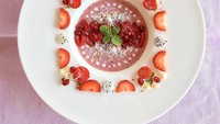 Duh, teliti banget ya seniman Jepang ini? Buktinya ia mampu membuat pola kotak untuk smoothie bowl-nya. Cantik dengan tambahan raspberry, strawberry dan delima. Foto: Instagram @2emo19