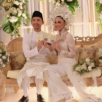 Untuk prosesi akad nikah, kedua sejoli ini kompak dalam balutan busana serba putih. Whulandary anggun dengan kebaya khas Minang, sementara sang suami gagah berbalut kemeja model jas tutup legkap dengan songketnya. Foto: Instagram