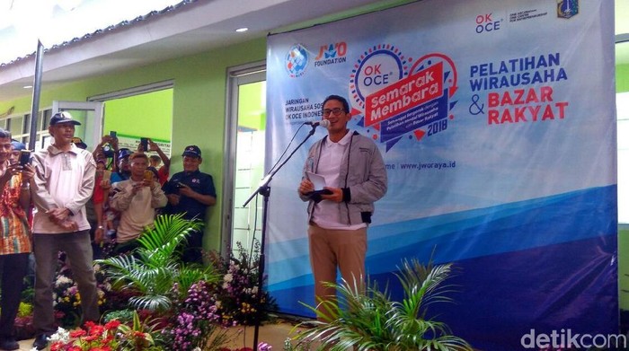 Hadiri Bazar OK OCE, Sandi Berpantun hingga Pimpin Yel-yel