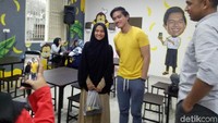 Sebelum acara dimulai, gerai Sang Pisang Makassar yang berlokasi di alan Sultan Alauddin Makassar, dipadati pengunjung. Selain ingin bersalaman dengan putra bungsu presiden Jokowi tentu saja ingin berfoto bersama.Foto: Ibnu Munsin