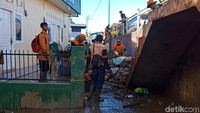 Foto: Kepala Satuan Pelaksana Badan Air Jakarta Timur, Hasudungan Panjaitan, menjelaskan ada 300 personel gabungan yang membersihkan permukiman di Kampung Pulo. Itu sehari (sampah yang diangkut, red) sekitar 5 ton, kata Hasudungan kepada wartawan di Kampung Pulo, Jakarta Timur, Sabtu (10/2/2018). Fotografer: Eva Safitri/detikcom