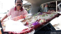 Hampir setiap hari Pak Samto membuatkan parcel untuk pesanan Imlek.