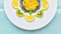 Paduan warna kuning dan hijaunya cerah banget nih! Smoothie bowl ini tersusun dari smoothie wijen hitam dan mangga yang dibentuk mawar. Foto: Instagram @2emo19