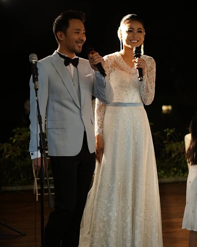 Malam sebelumnya saat menjamu para tamu, Whulandary sudah memancarkan pesonanya dengan gaun putih nan anggun.  Foto: Instagram