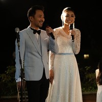 Malam sebelumnya saat menjamu para tamu, Whulandary sudah memancarkan pesonanya dengan gaun putih nan anggun.  Foto: Instagram