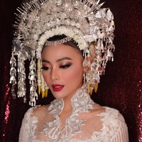 Menyempurnakan penampilannya, riasan berkonsep natural hasil pulasan makeup artist ternama Bubah Alfian. Foto: Instagram