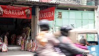 Isi parcel mulai dari makanan ringan, minuman, hingga sirup standar BPOM.