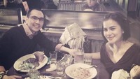 So sweet! Tangan kanan Astrid berpegangan dengan tangan sang suami, terus tangan kirinya menopang anaknya yang lagi tidur. Saat itu mereka makan malam dengan steak dan pasta. Foto: Instagram Astrid Tiar