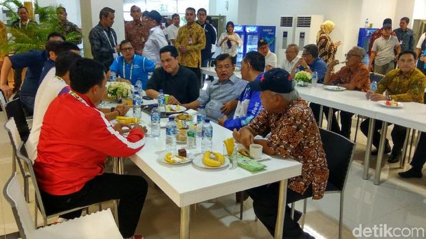 Mereka sempat makan dan berbincang.