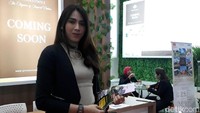 Mereka merayu pengunjung untuk bisa tertarik dengan hunian yang ditawarkan.