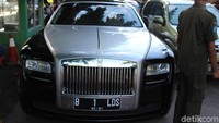 Selain Lamborghini, ada juga Rolls-Royce milik Raffi dan BMW milik Hotman Paris ikut terparkir. Foto: Ruly Kurniawan