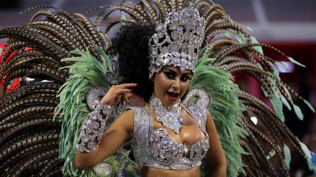 Sejumlah sekolah samba dan warga lokal mengikuti perayaan Karnaval di Anhembi Sambadrome di  Sao Paulo, Brazil. (REUTERS/Paulo Whitaker)