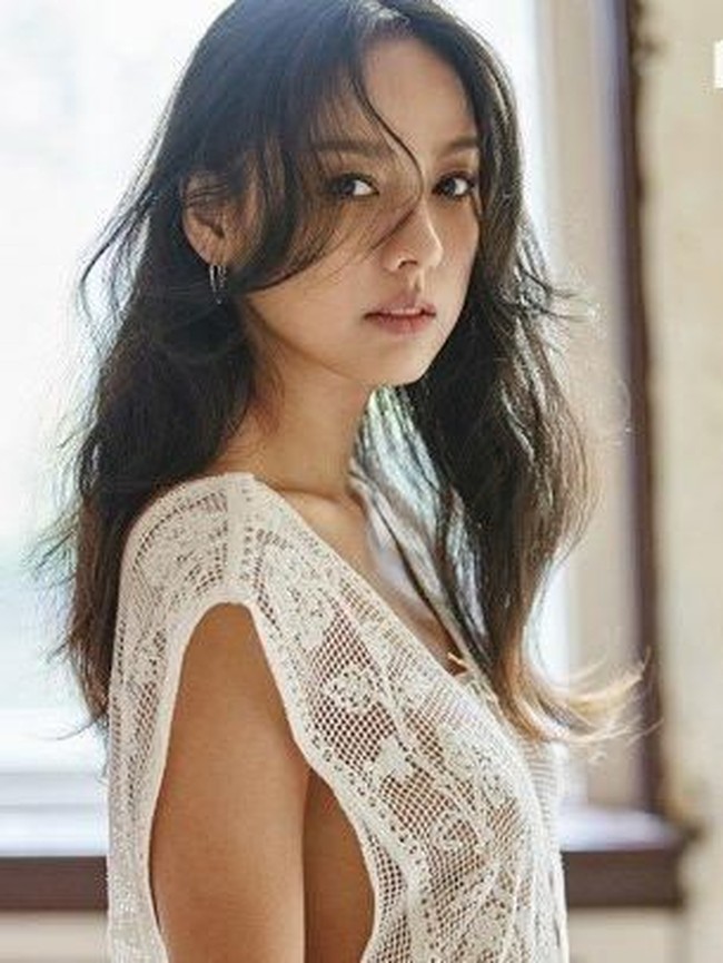 Saat sesi tanda tangan, seorang anti-fans melemparkan telur mentah ke wajah penyanyi Lee Hyori. Ia kemudian membawa orang tersebut masuk ke dalam mobilnya dan menyuruh sang pelaku menuliskan surat permintaan maaf. Foto: Instagram