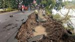 Foto: Waspada! Ruas Jalan di Pangkep Sulsel Longsor