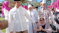 Foto: Anies yang mengenakan pakaian warna putih dan kopiah warna hitam tiba di Masjid Jakarta Islamic Center, Koja, Jakarta Utara, Sabtu (10/2/2018) sekira pukul 08.25 WIB. Fotografer: Kanavino/detikcom