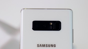 Terlihat kamera ganda di casing belakang yang berwarna putih. Foto: Engadget