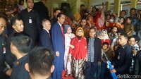 Kedatangan Jokowi mengagetkan tamu resepsi pernikahan. Jokowi diajak foto bersama. Foto: Farhan/detikcom