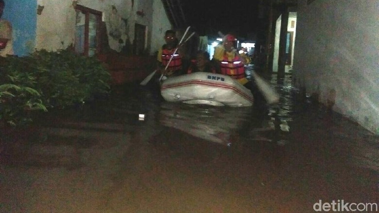 6 Kecamatan di Tegal Terendam Banjir 6 Kecamatan di Tegal Terendam Banjir