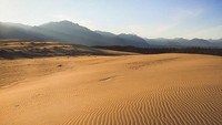 Foto: Sejauh mata memandang, hanya warna coklat muda khas pasir yang akan terlihat. Sesaat Anda akan merasa sedang berada di Timur Tengah, minus gerombolan unta dan pohon-pohon kaktus. (russiabeyond/Instagram)