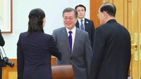 Presiden Korea Selatan Moon Jae-in berjabatan tangan dengan adik perempuan Kim Jong Un, Kim Yo Jong. Tampak senyuman menghiasi wajah Presiden Moon saat menjabat tangan wanita itu. (Foto: AFP)
