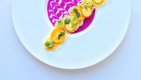 Warna ungu dan kuning pada smoothie bowl ini begitu cantik. Berupa smoothie pitaya dengan topping keju renyah, kiwi dan jeruk kumquat. Foto: Instagram @2emo19