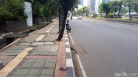 Hingga pukul 14.50 WIB, tak ada garis polisi yang dipasang di lokasi kecelakaan.