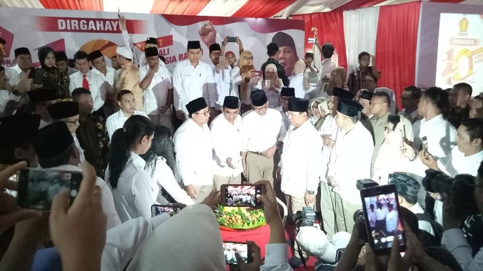HUT Ke-10 Gerindra, Prabowo Santuni Anak Yatim dan Potong Tumpeng