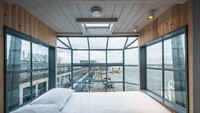 Dari lokasi berdirinya apartemen unik ini, penghuni bisa melihat pemandangan sungai IJ. Istimewa/dezeen.com.