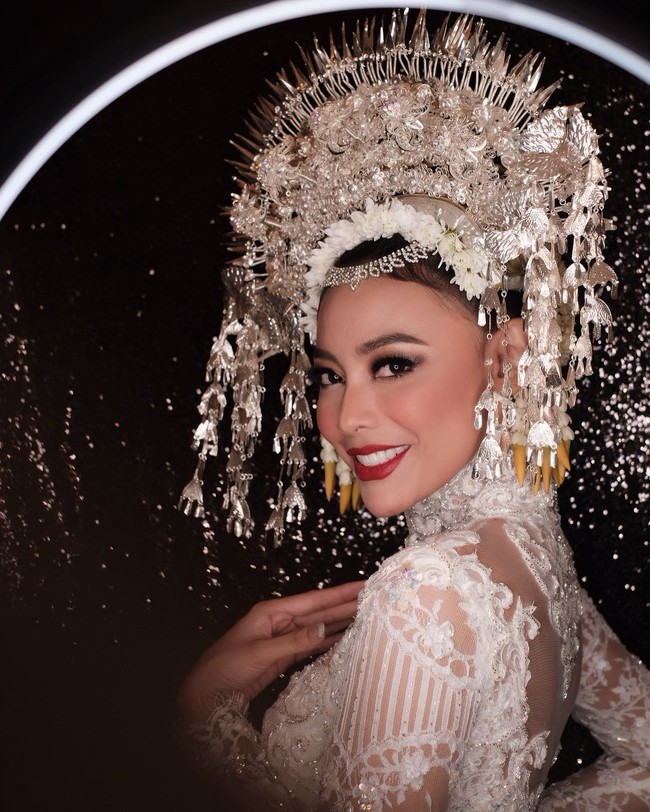 Tidak ketinggalan suntiang khas Minang bernuansa silver yang menjadikannya ratu Padang semalam. Foto: Instagram