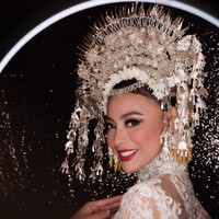 Tidak ketinggalan suntiang khas Minang bernuansa silver yang menjadikannya ratu Padang semalam. Foto: Instagram